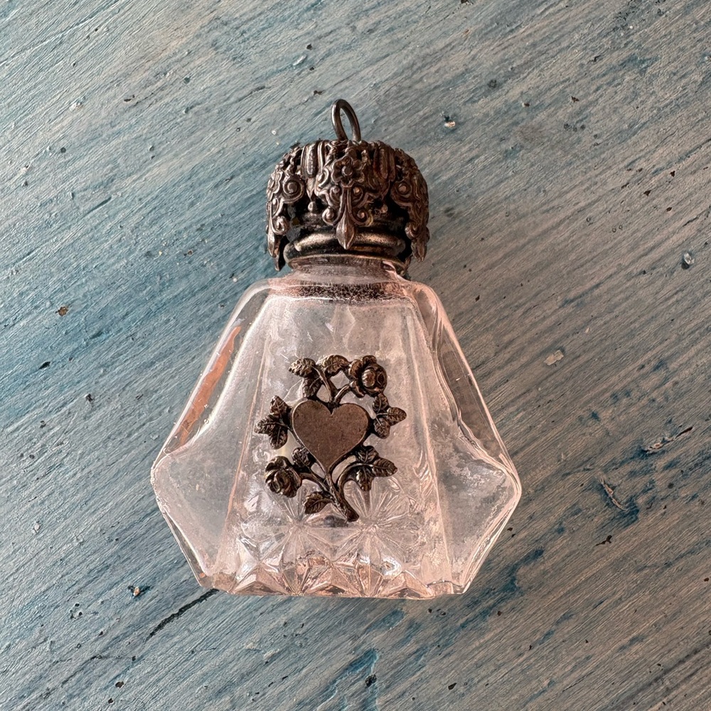 Vintage Style Pale Pink Glass Perfume Vial Pendant Necklace with Delicate Heart - Picture 7 of 8